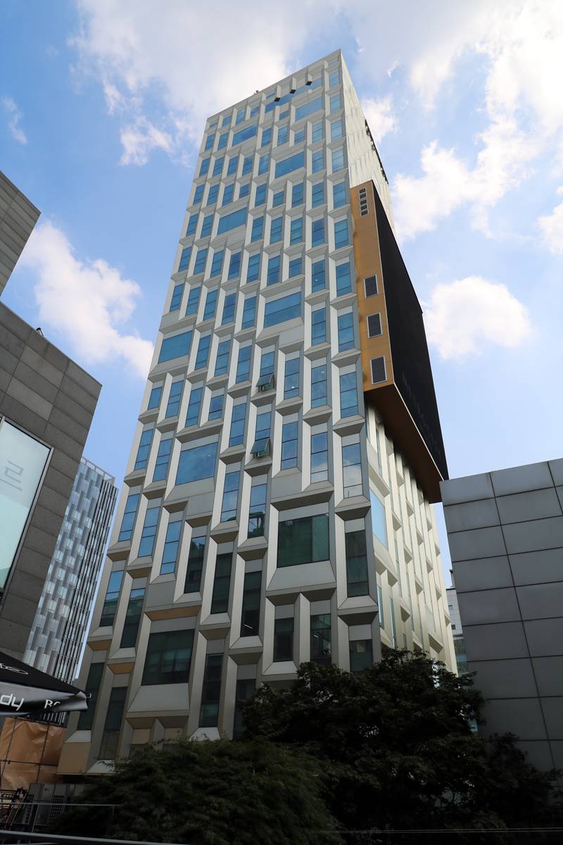 S&S TOWER — 복합패널 CHAMPAGNE GOLD SHORTLINE BRUSH 적용 사례